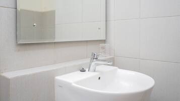Apartemen, Bebas Asap Rokok, dapur kecil | Wastafel kamar mandi