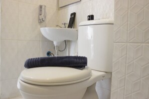 Lejlighed - ikke-ryger - tekøkken | Badeværelse | Bruser, gratis toiletartikler, håndklæder