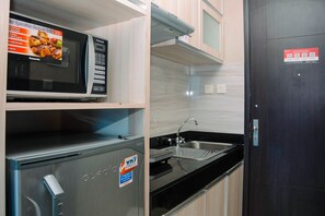 Private kitchen - Best and Strategic Studio at GP Plaza Apartment (Jakarta)
