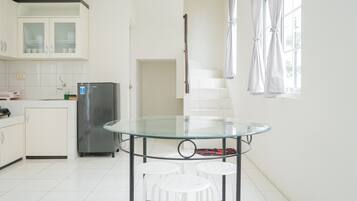 Apartment, Non Smoking, Kitchenette | Shared kitchen facilities | Fridge, cookware/dishes/utensils