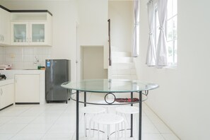 Apartemen, Bebas Asap Rokok, dapur kecil | Fasilitas dapur bersama | Lemari es dan peralatan masak/sendok-piring