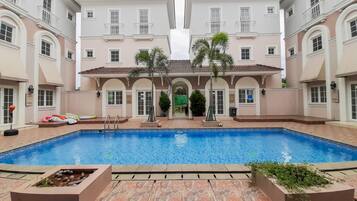 Hồ bơi ngoài trời