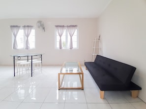 Apartment, Non Smoking, Kitchenette | Living room