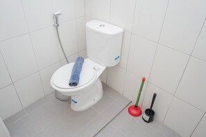 Apartment, Non Smoking, Kitchenette | Bathroom