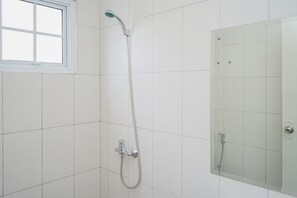 Căn hộ, không hút thuốc, bếp nhỏ | Phòng tắm | Buồng tắm vòi sen, đồ dùng nhà tắm miễn phí, khăn tắm 