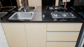 Appartement, niet-roken, kitchenette | Privékeuken | Een koelkast, een kookplaat, een vaatwasser, kookgerei, borden en bestek