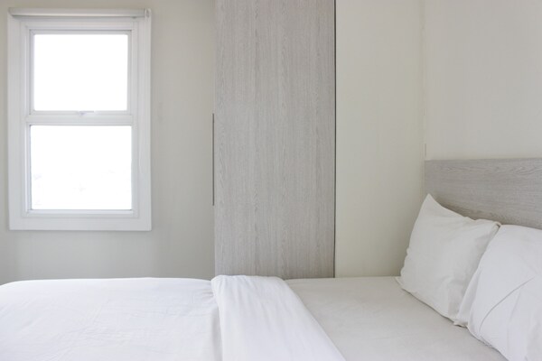 Spacious 3br Apartment Parahyangan Residence Near Unpar - Bandung