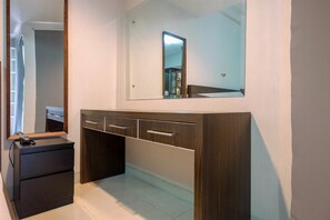 1 bedroom, iron/ironing board, bed sheets - Elegant and Comfy Studio Apartment Tamansari Sudirman (Jakarta)