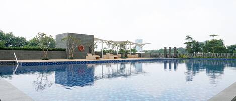 Una piscina al aire libre