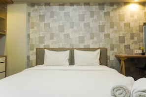 3 bedrooms, iron/ironing board, bed sheets - Duri Kosambi Cozy and Relaxing 3BR Apartment at Green Palm Residence (Jakarta)