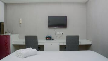 Apartment, Non Smoking, Kitchenette | 1 bedroom, iron/ironing board, free WiFi, bed sheets