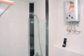Apartment, Non Smoking, Kitchenette | Bathroom