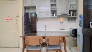 Apartemen, Bebas Asap Rokok, dapur kecil | Dapur pribadi | Lemari es dan peralatan masak/sendok-piring