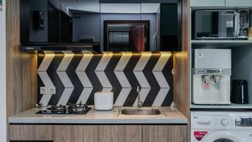 Refrigerador, microondas, placa de cocina, lavavajillas