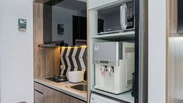 Refrigerador, microondas, placa de cocina, lavavajillas