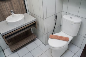 Apartamento, no fumadores, cocina básica | Baño | Ducha, artículos de higiene personal gratuitos y toallas