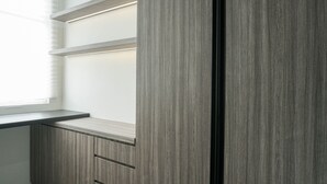 Une cuisine moderne avec des meubles en bois et des étagères intégrées.
