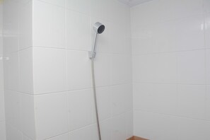 Apartamento, no fumadores, cocina básica | Baño | Ducha, artículos de higiene personal gratuitos y toallas