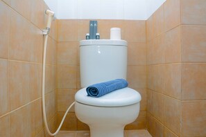 Ducha, artículos de tocador gratuitos, toallas