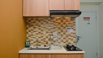 Huoneisto, tupakointi kielletty, keittotila | Yksityinen keittiö | Jääkaappi, liesi, keittoastiat/astiat/ruokailuvälineet