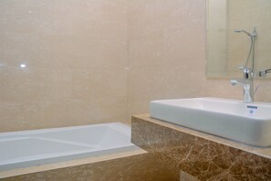 Ducha, artículos de tocador gratuitos, toallas