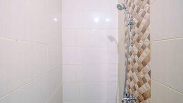 Apartment, Non Smoking, Kitchenette | Bathroom | Shower, free toiletries, towels, shampoo