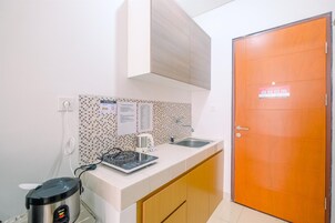 Refrigerador, placa de cocina, tetera/pava eléctrica