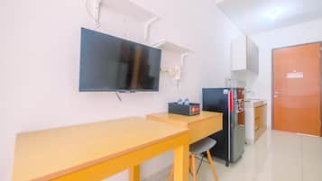 Apartment, Non Smoking, Kitchenette | 1 bedroom, iron/ironing board, free WiFi, bed sheets