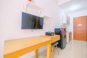 Apartment, Non Smoking, Kitchenette | 1 bedroom, iron/ironing board, free WiFi, bed sheets