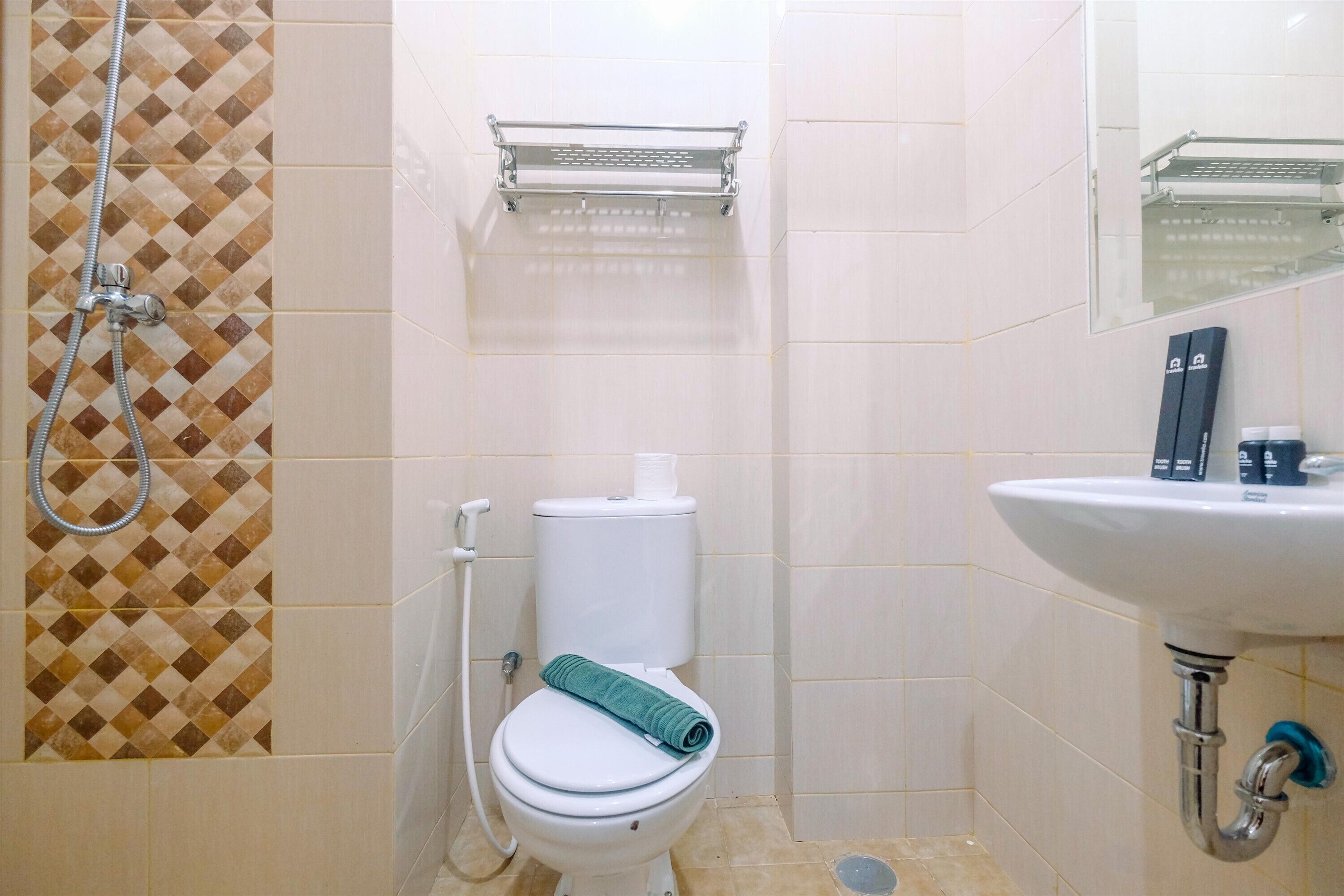 Un bagno con un water, una doccia e un lavandino.