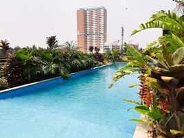 Una piscina al aire libre