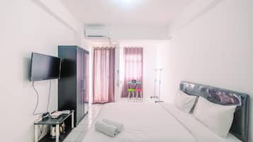Apartment, Non Smoking, Kitchenette | 1 bedroom, iron/ironing board, free WiFi, bed sheets