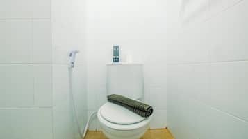 Apartment, Non Smoking, Kitchenette | Bathroom | Shower, free toiletries, towels