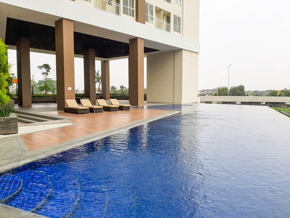 Outdoor pool - Cozy Studio at Silk Town Apartment Tower Alexandria (South Tangerang)