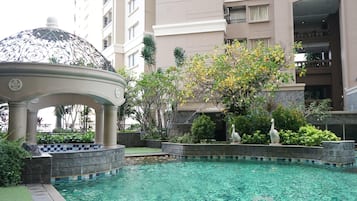 Una piscina al aire libre