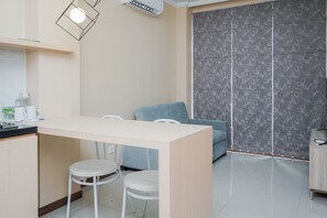 Apartment, Non Smoking, Kitchenette | Living area