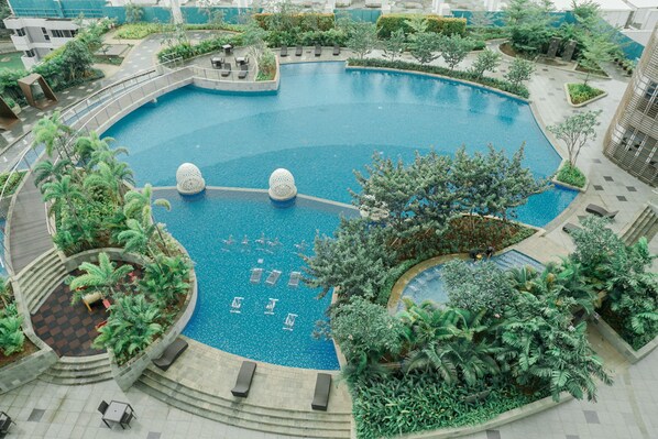 Outdoor pool - Elegant Studio at West Vista Apartment with City View (Jakarta)