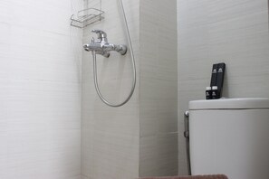 Căn hộ, không hút thuốc, bếp nhỏ | Phòng tắm | Buồng tắm vòi sen, đồ dùng nhà tắm miễn phí, khăn tắm 