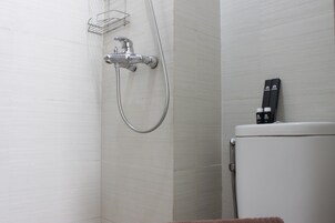 Apartment, Non Smoking, Kitchenette | Bathroom | Shower, free toiletries, towels