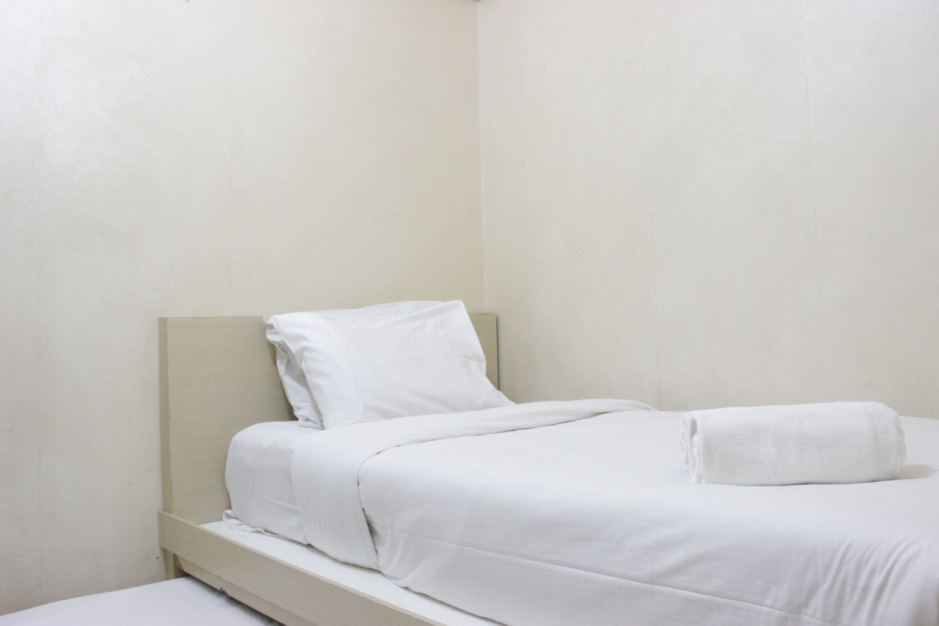 Apartment, Non Smoking, Kitchenette | Desk, iron/ironing board (on request), WiFi (free), bed sheets