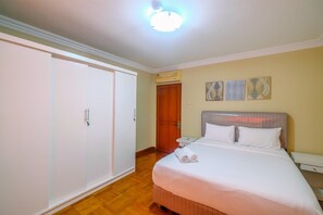 شقة - لغير المدخنين - بمطبخ مصغر | 1 غرفة نوم ومكواة/لوح كي وواي فاي مجانًا وملاءات أسرّة