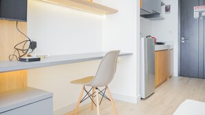 Eine moderne Küche mit Einbauofen, Kühlschrank und Holzausstattung.