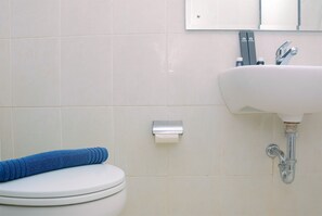 Apartment, Non Smoking, Kitchenette | Bathroom | Shower, free toiletries, towels - Best and Strategic Nifarro Park Studio Apartment (Jakarta)