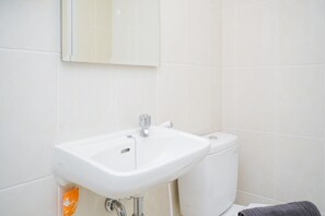 Apartment, Non Smoking, Kitchenette | Bathroom