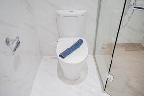 Apartment, Non Smoking, Kitchenette | Bathroom | Shower, free toiletries, towels