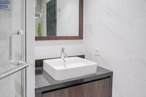 Appartement, non-fumeurs, coin cuisine | Salle de bain | Douche, articles de toilette gratuits, serviettes fournies