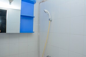 Appartement, niet-roken, kitchenette | Badkamer | Een douche, gratis toiletartikelen, handdoeken