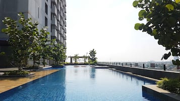 Una piscina al aire libre