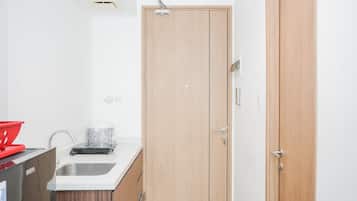 Apartment, Non Smoking, Kitchenette | Private kitchen | Fridge, stovetop, dishwasher, electric kettle