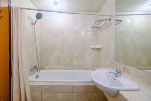 Apartment, Non Smoking, Kitchenette | Bilik Mandi | Pancuran mandi, kelengkapan dandanan diri percuma, tuala disediakan 